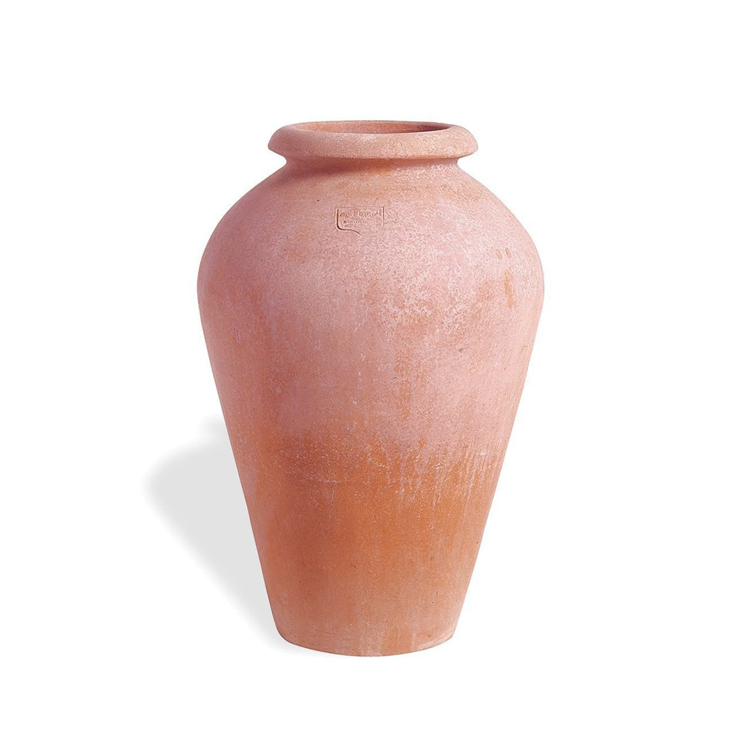 Høy, håndlaget terracottakrukke med smal bunn, bred midtseksjon og markert kant øverst, i varm bruntonet leire.
