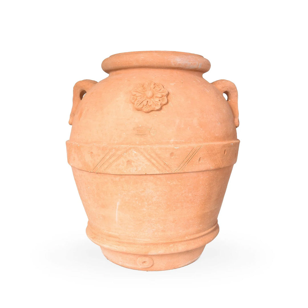 Stor bruntonet terracottakrukke med avrundet form, to håndtak, dekorert blomsterornament og mønstret bånd rundt midten.