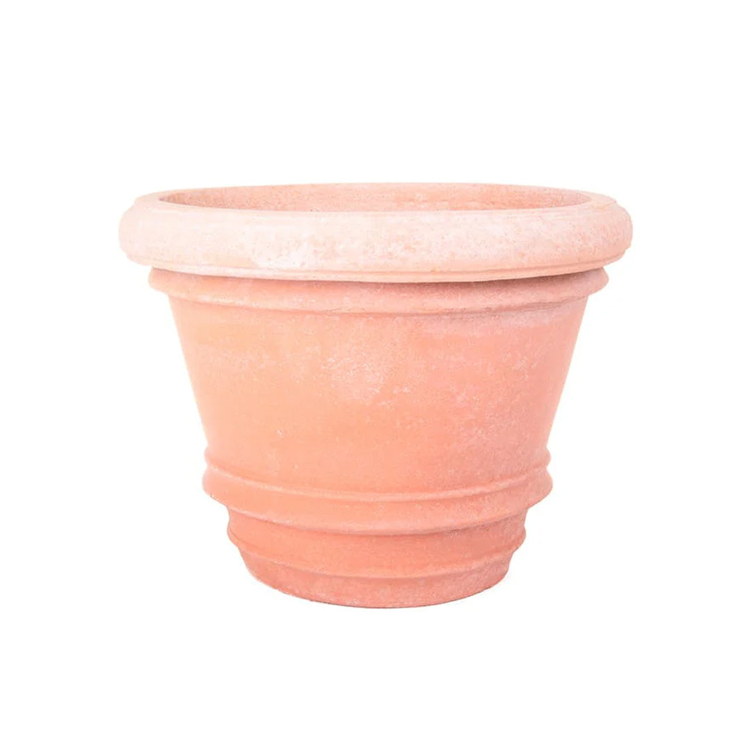 Rund bruntonet terracottakrukke med bred kant og svakt konisk form.